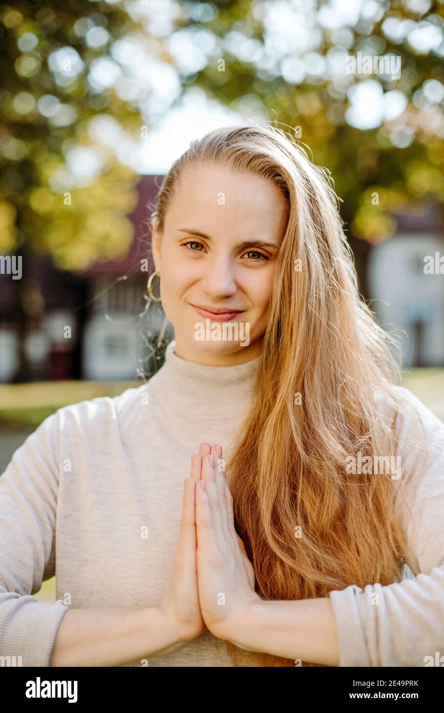 giovane donna, meditazione, yoga, anjali mudra, esterno, ritratto Foto Stock