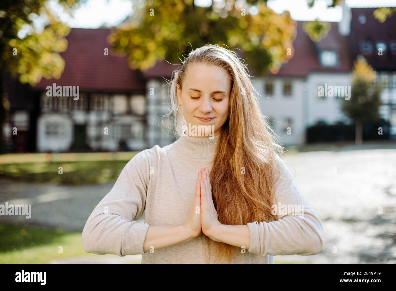 giovane donna, meditazione, yoga, anjali mudra, esterno, ritratto Foto Stock