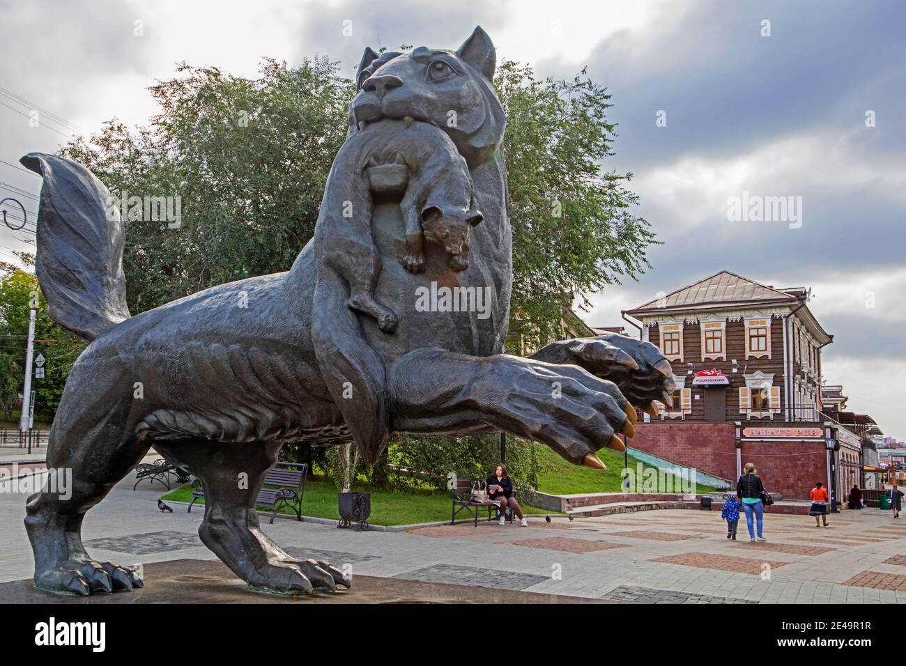 Statua di Babr, creatura mitologica e simbolo della città Irkutsk all'ingresso del quartiere storico in legno 'insediamento Irkutsk', Siberia, Russia Foto Stock