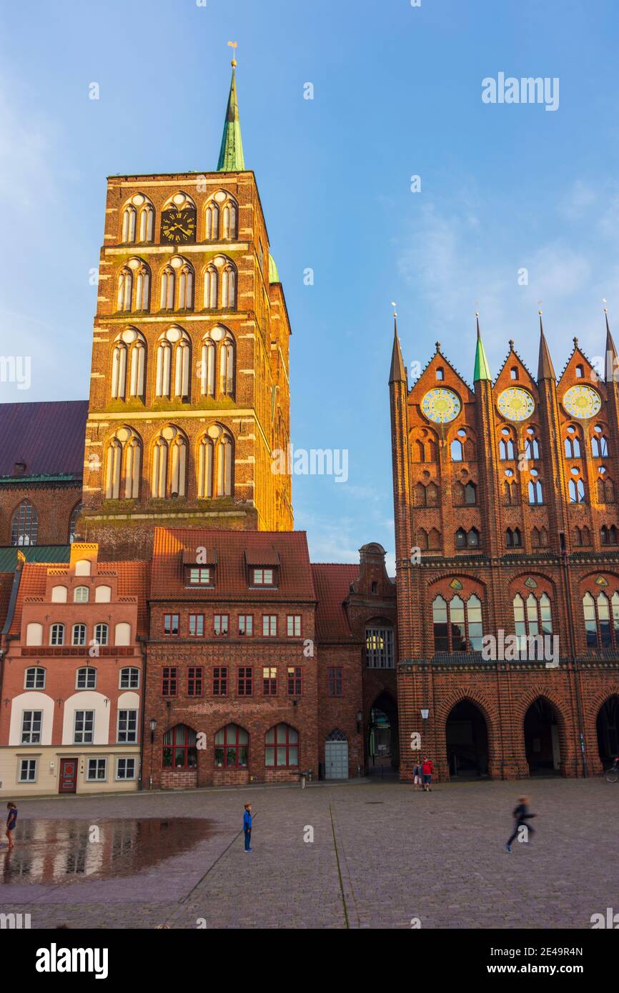 Stralsund, piazza Alter Markt (mercato Vecchio), St.-Nikolai-Kirche (St Nicholas), Altes Rathaus (Municipio Vecchio), Ostsee (Mar Baltico), Meclemburgo-Vorpommern / Meclemburgo-Pomerania occidentale, Germania Foto Stock