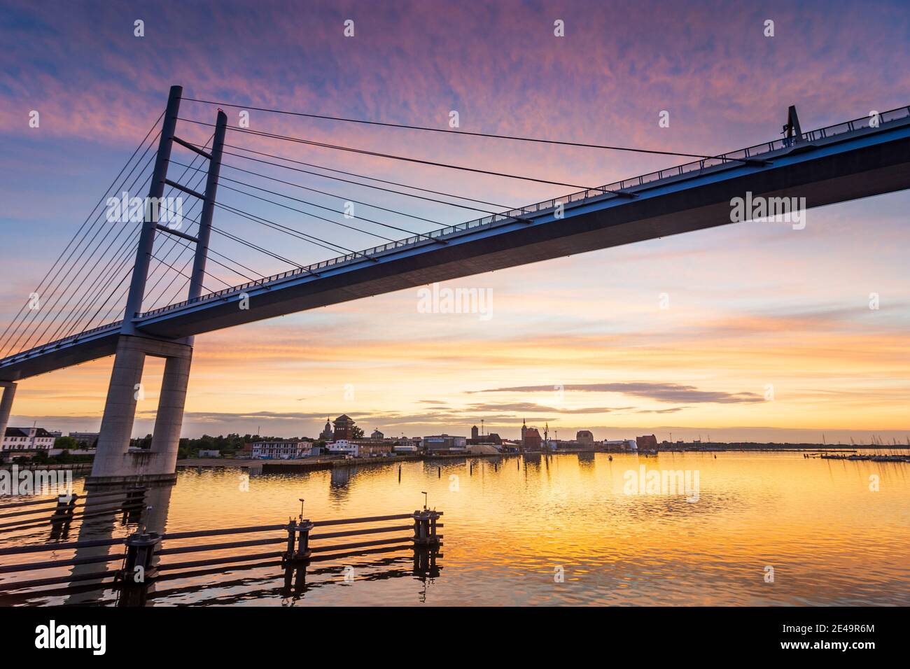 Stralsund, Rügenbrücke (Ponte di Rügen), ponte sospeso via cavo, Ostsee (Mar Baltico), Meclemburgo-Vorpommern/Meclemburgo-Pomerania occidentale, Germania Foto Stock