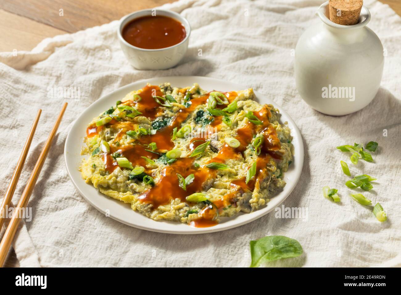 Omelet Asiatico artigianale di ostriche con salsa e scalioni Foto Stock