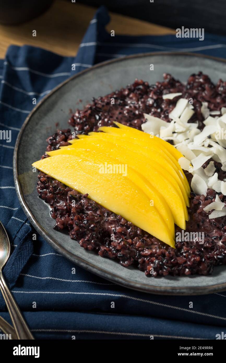 Riso al mango viola con latte di cocco fatto in casa Foto Stock