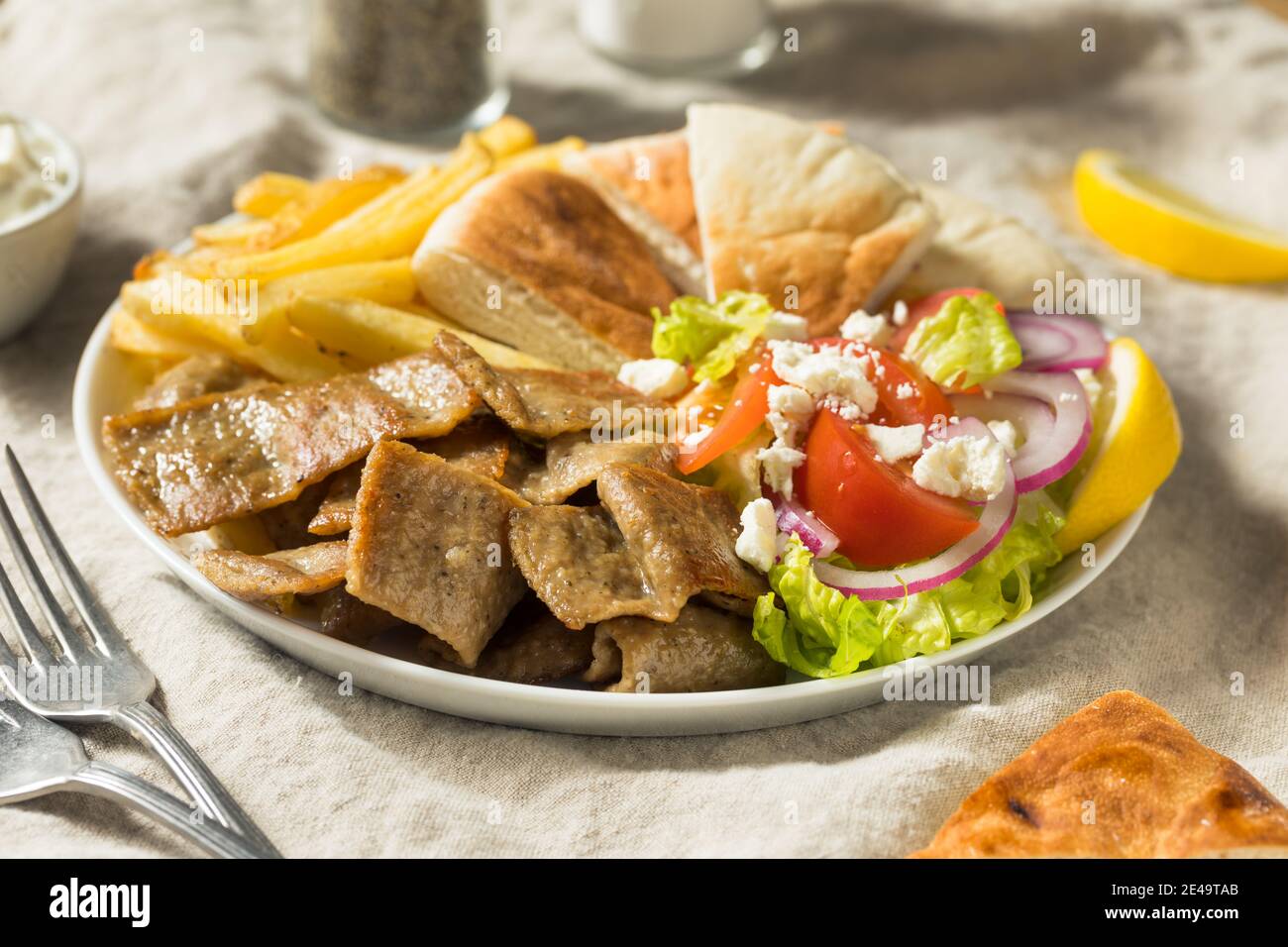 Piatto giroscopico greco fatto in casa con pita Fries e salsa Tzatziki Foto Stock