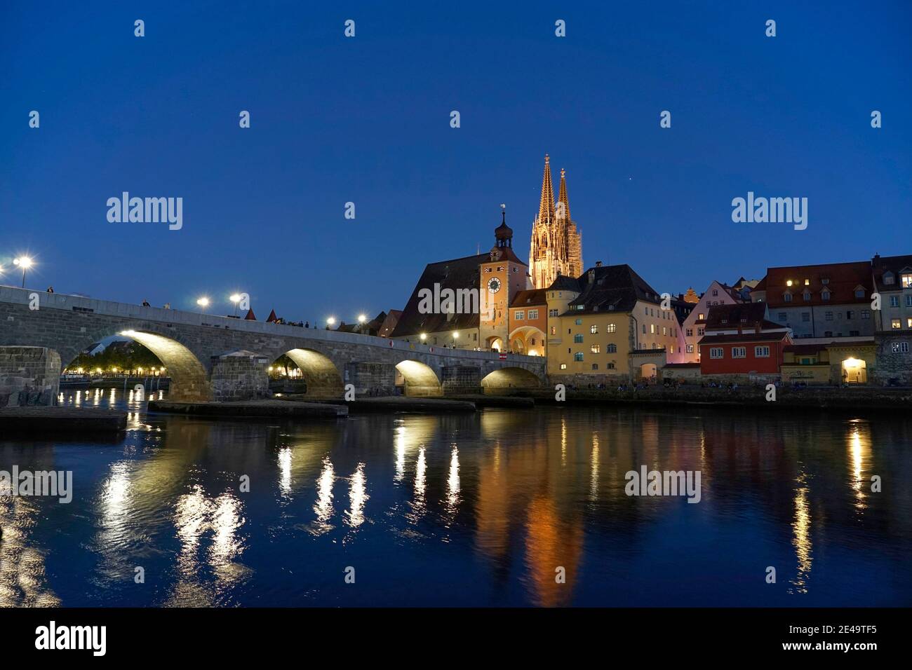 Deutschland, Bayern, Oberpfalz, Regensburg, Donau, Steinerne Brücke, Brückentor, Dom, abends, beleuchtet Foto Stock