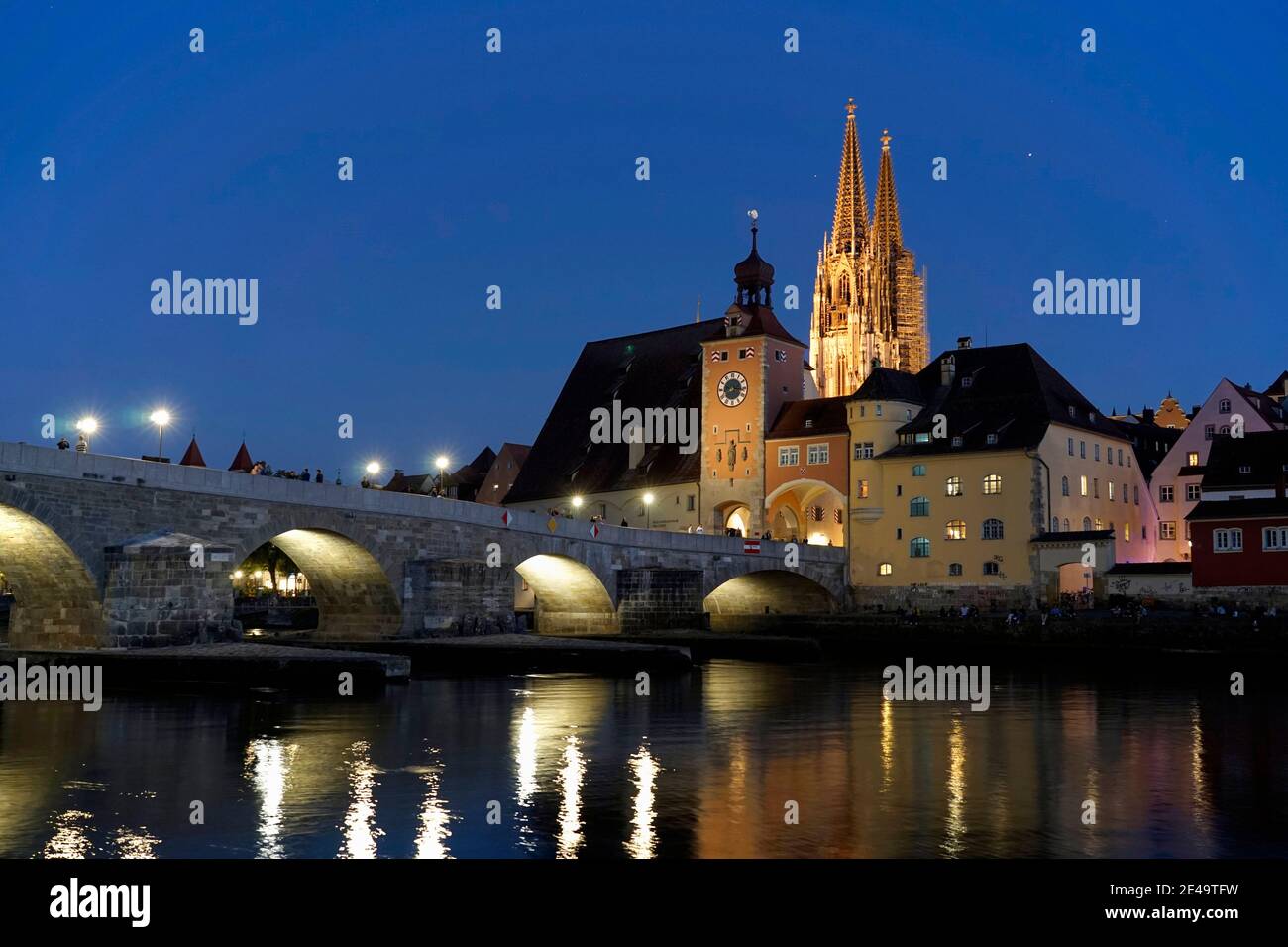 Deutschland, Bayern, Oberpfalz, Regensburg, Donau, Steinerne Brücke, Brückentor, Dom, abends, beleuchtet Foto Stock