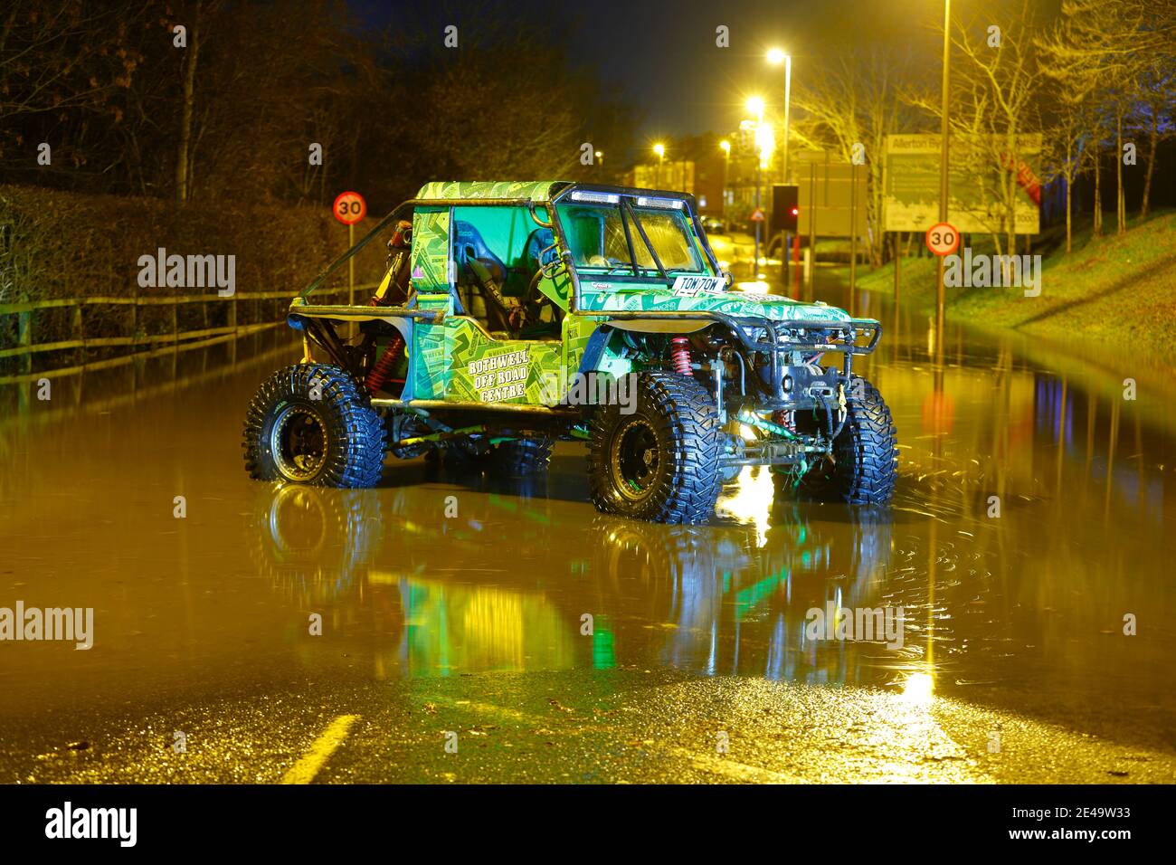 Un veicolo fuoristrada 4x4 in acque alluvionali sulla Station Road ad Allerton Bywater, causato dal fiume Aire che esplose le sue rive durante la tempesta Christoph Foto Stock
