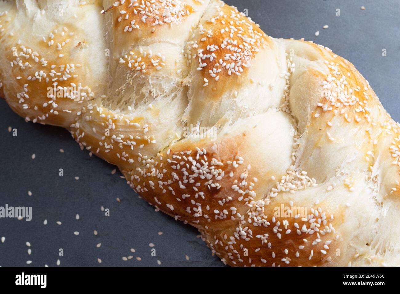 Challah per Shabbat su sfondo scuro Foto Stock