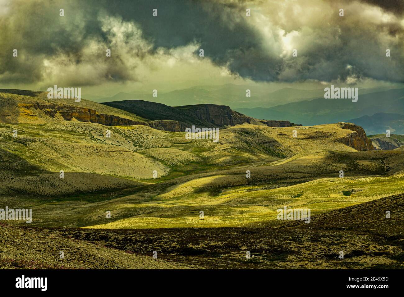 Parco Nazionale della Maiella, luci e ombre prima della tempesta. Abruzzo, Italia, Europa Foto Stock