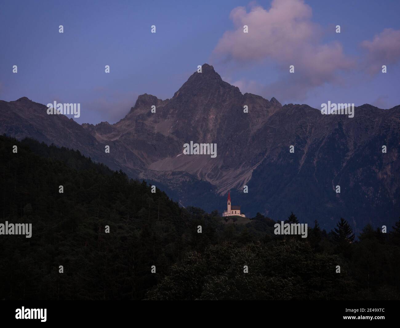 Vista panoramica di isolato idilliaco remoto montagna rurale di montagna filiale Chiesa cappella Heiliger Antonius a Oetzerau Oetztal Sulzkogel Tirolo Austria Euro Foto Stock