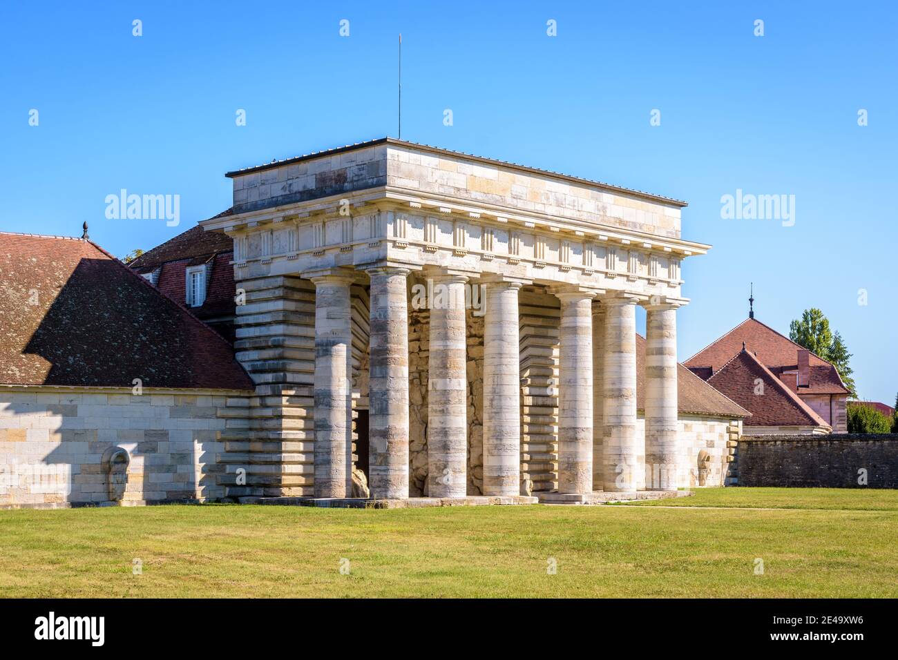 Ingresso al sito delle Saline reali ad Arc-et-Senans dall'ex edificio delle Guardie con un portico neoclassico. Foto Stock