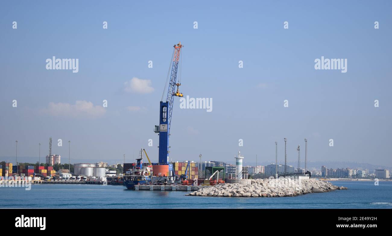 Porto Akdeniz. Spedire il contenitore in un molo al porto. Antalya, Turchia. Foto Stock