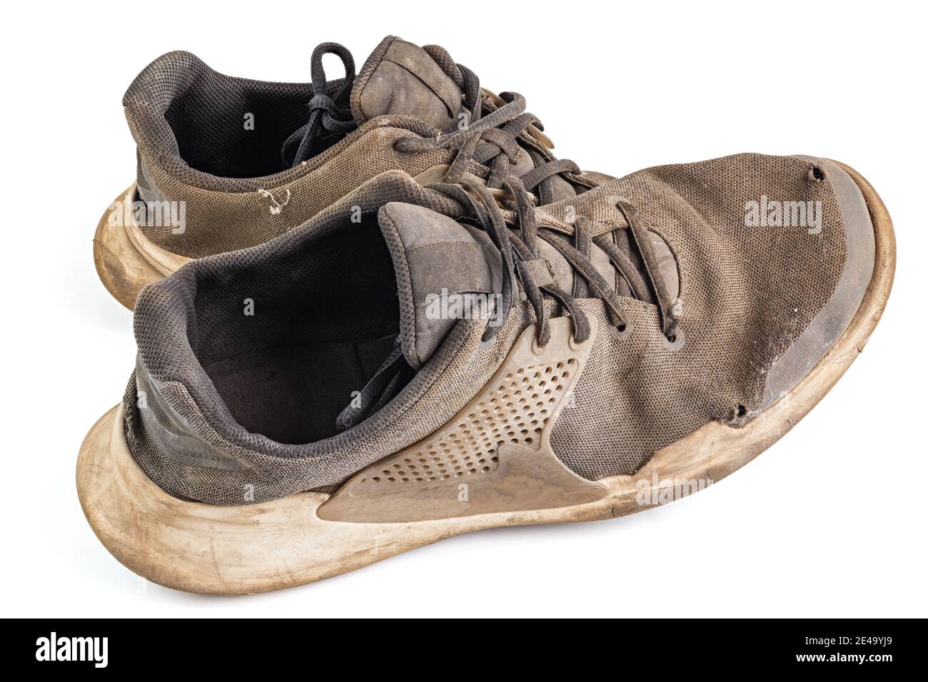 paio di sneakers sporche sweared isolate su sfondo bianco. Foto Stock