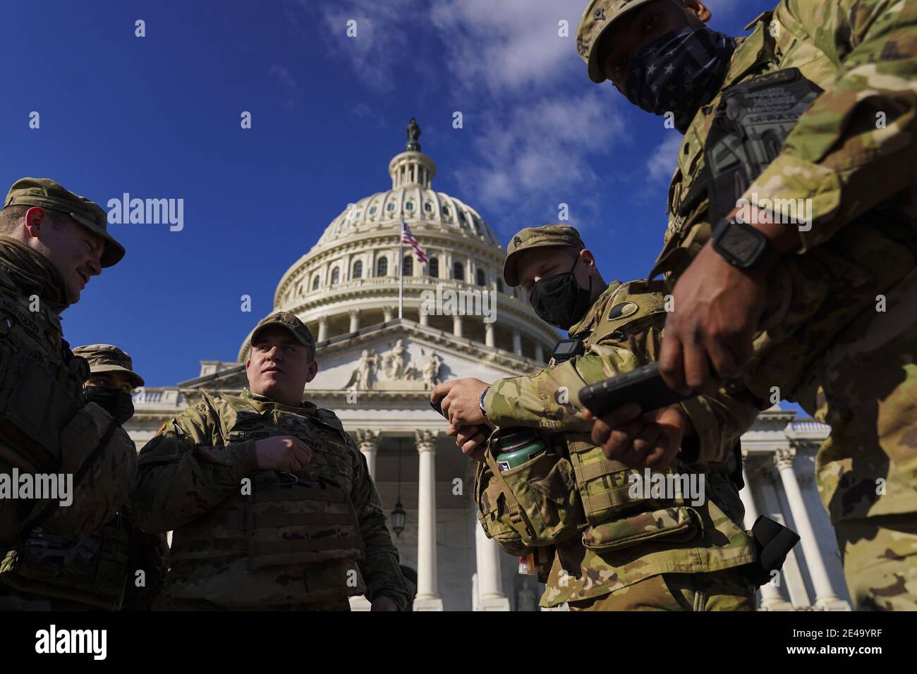 Washington, Stati Uniti. 22 gennaio 2021. I membri della Guardia nazionale degli Stati Uniti pattugliano il Campidoglio degli Stati Uniti venerdì 22 gennaio 2021 a Washington, DC i membri della Guardia nazionale sono stati banditi ai garage di parcheggio come aree di riposo, E sono ora autorizzati di nuovo sul complesso del Campidoglio dopo che i legislatori hanno espresso la loro disapprovazione Foto da Leigh Vogel/UPI Credit: UPI/Alamy Live News Foto Stock