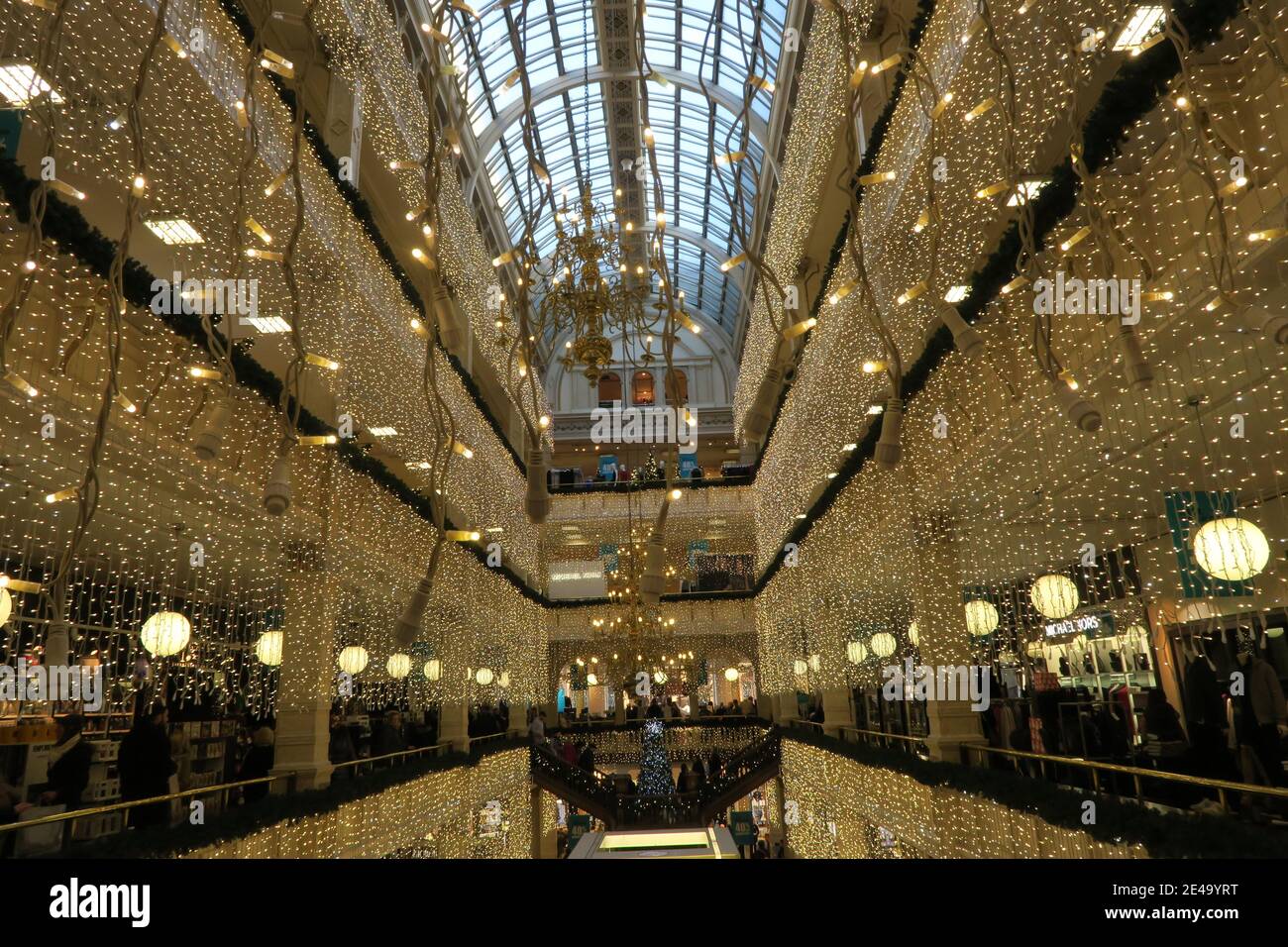 Casa di Fraser, Buchanan Street, Glasgow, Scozia decorazioni natalizie all'interno del negozio Foto Stock