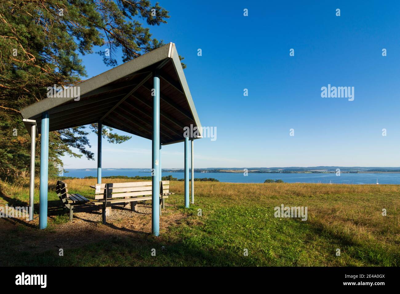 Mönchgut, collina Zickerberg, rifugio a pioggia, vista sulla baia Hagensche Wiek, penisola Reddevitz (Reddevitzer Höft), Mar Baltico, Ostsee (Mar Baltico), Isola Rügen, Meclemburgo-Vorpommern / Meclemburgo-Pomerania occidentale, Germania Foto Stock