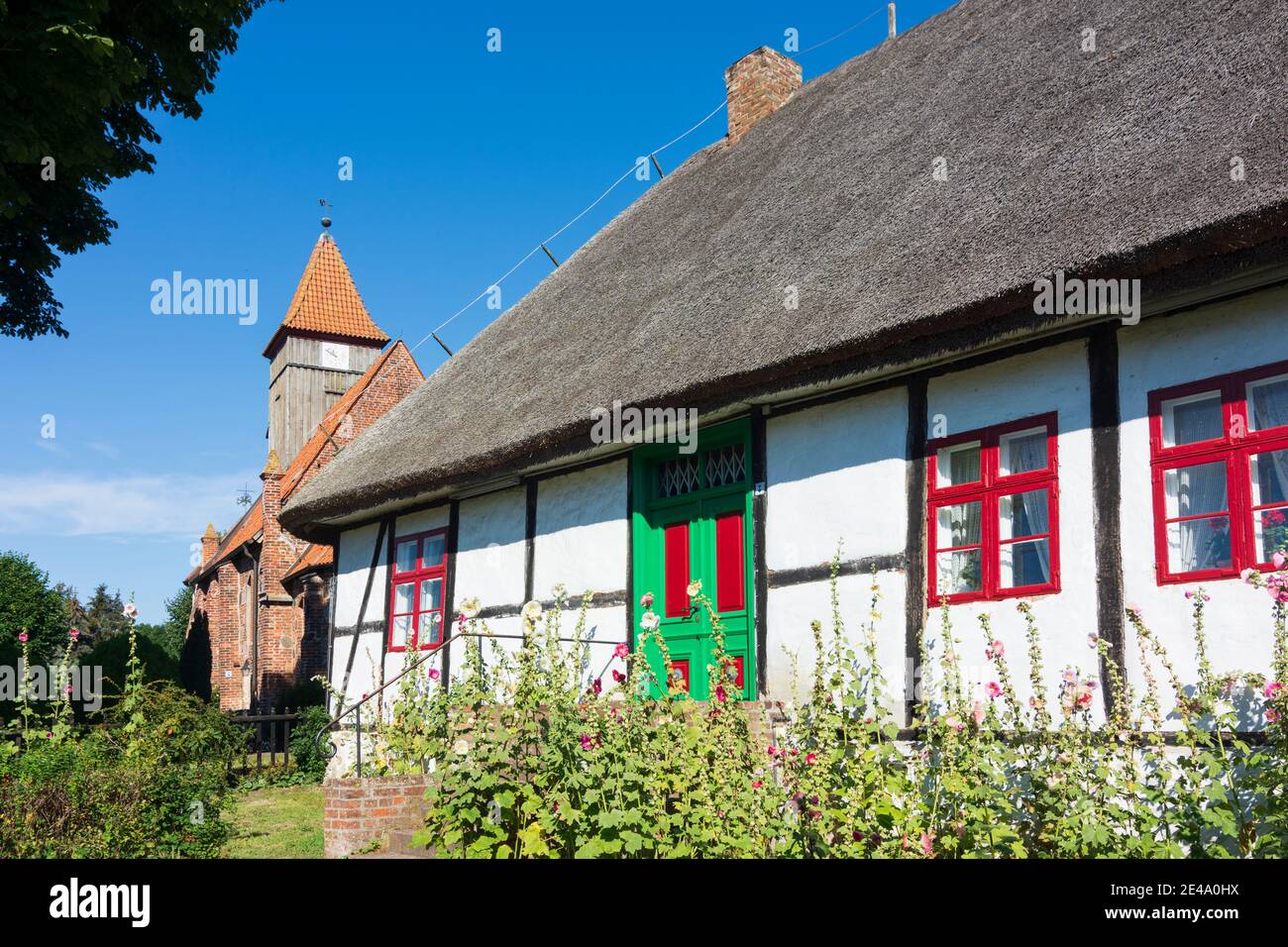 Mönchgut, vecchio museo della scuola del tetto in camicia e la chiesa nel villaggio di Middelhagen, Ostsee (Mar Baltico), Isola di Rügen, Meclemburgo-Vorpommern / Meclemburgo-Pomerania occidentale, Germania Foto Stock