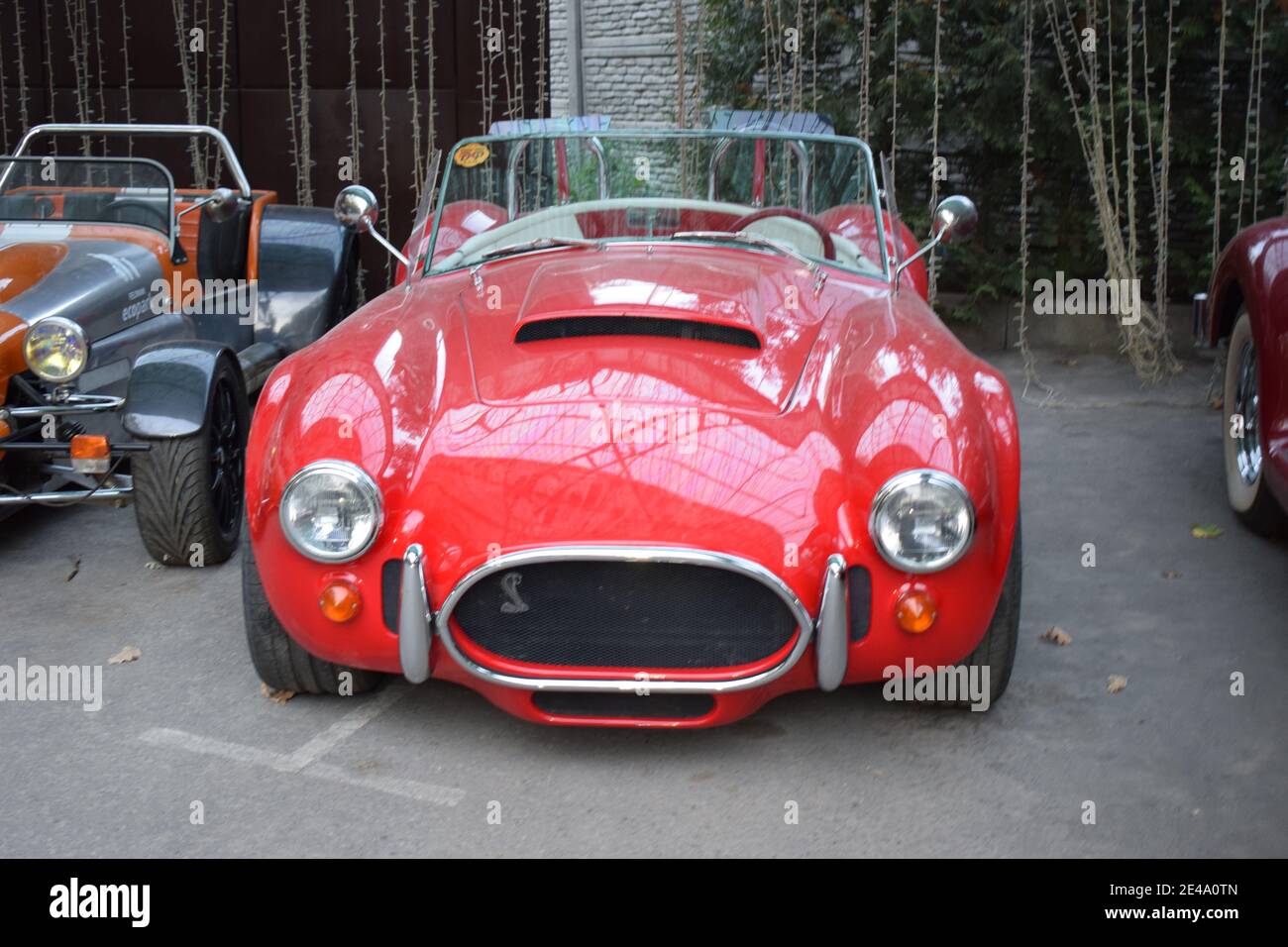 British Classic AC Shelby Cobra vintage muscle car. Auto Roadster. Kharkov, Ucraina - 7 ottobre 2020 Foto Stock
