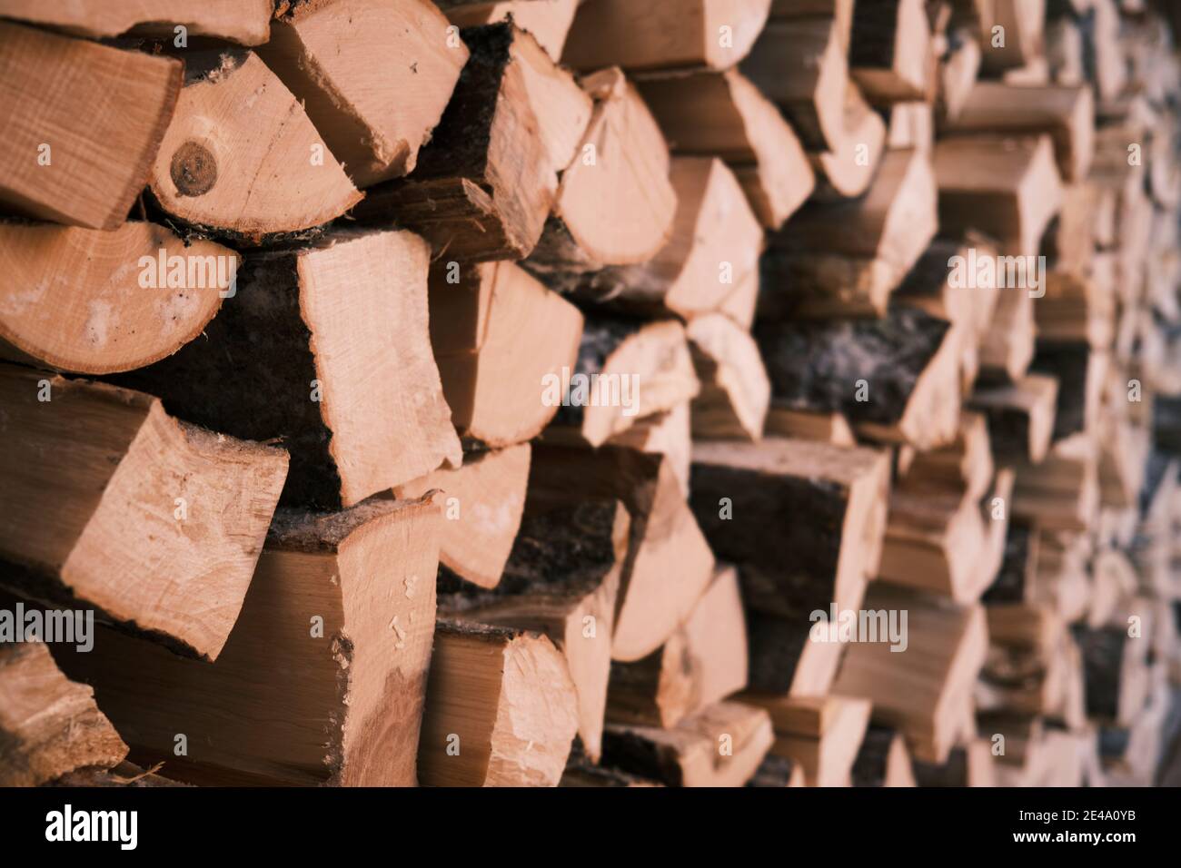 Legna da ardere nel fienile, stock per l'inverno. Foto Stock