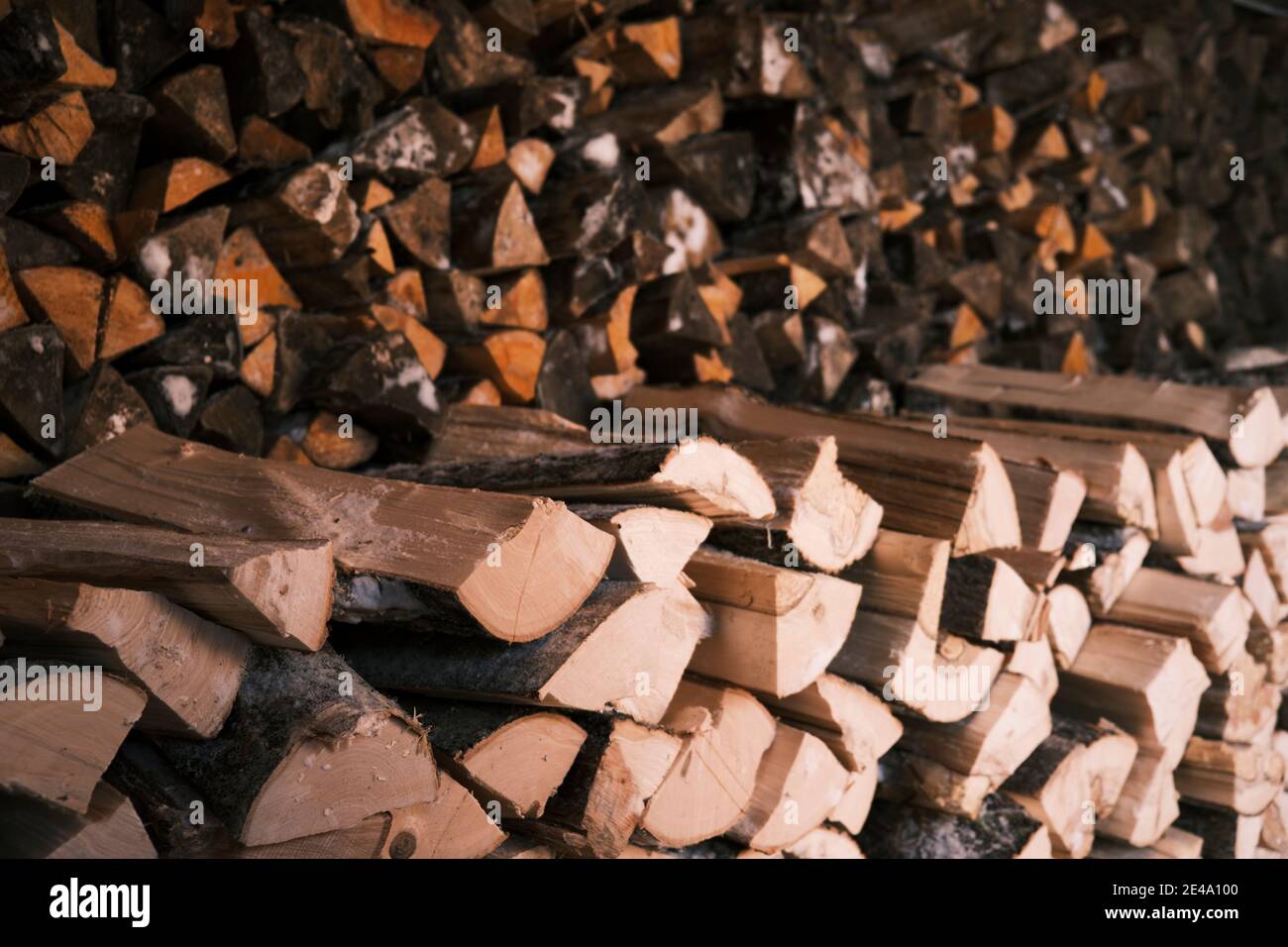Legna da ardere nel fienile, stock per l'inverno. Foto Stock