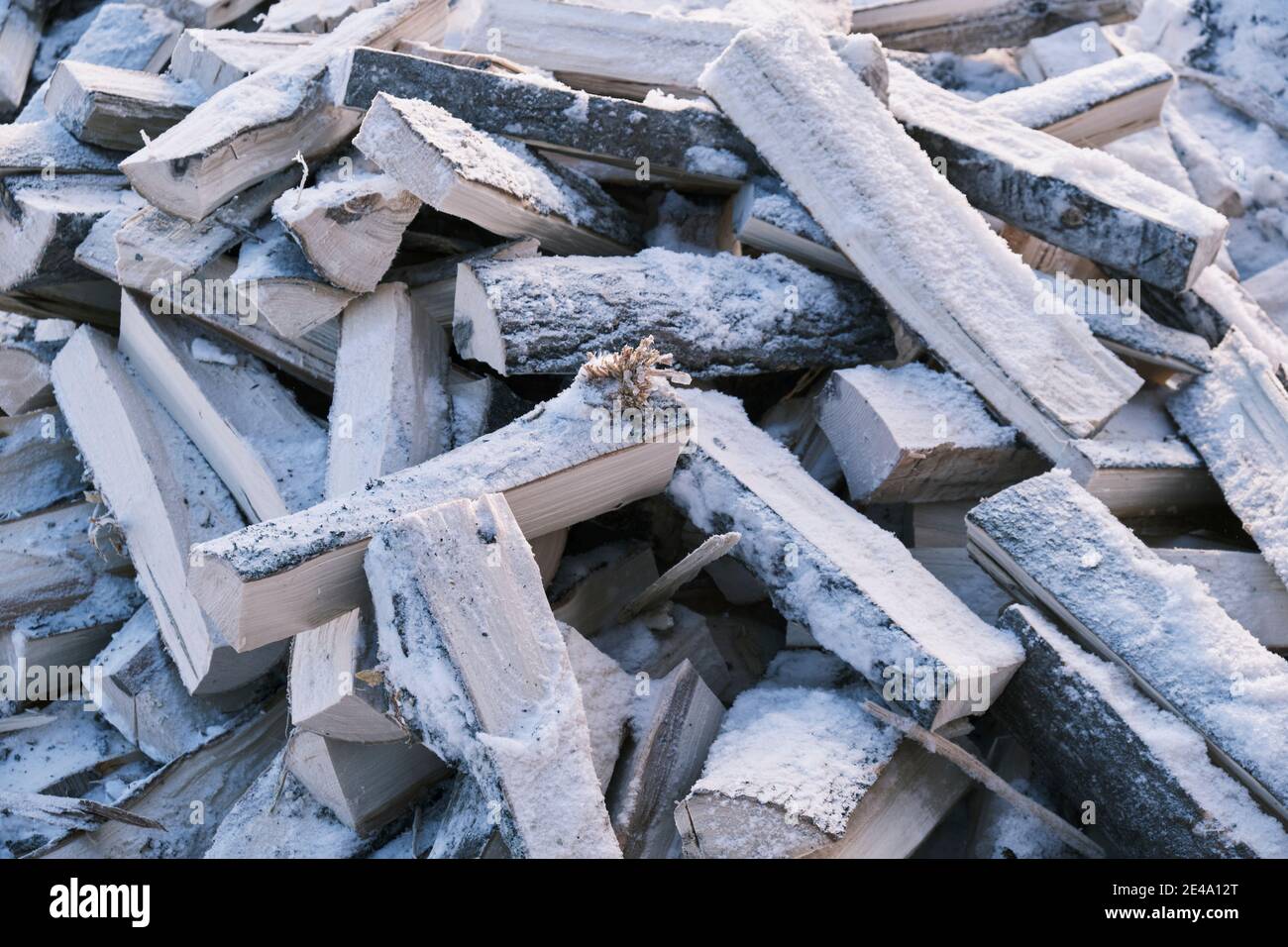 Legna da ardere nel fienile, stock per l'inverno. Foto Stock