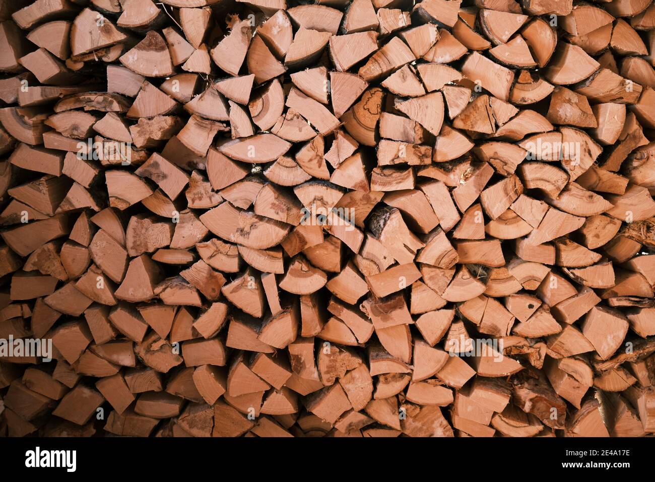 Legna da ardere nel fienile, stock per l'inverno. Foto Stock