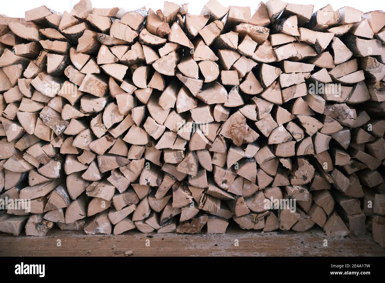 Legna da ardere nel fienile, stock per l'inverno. Foto Stock