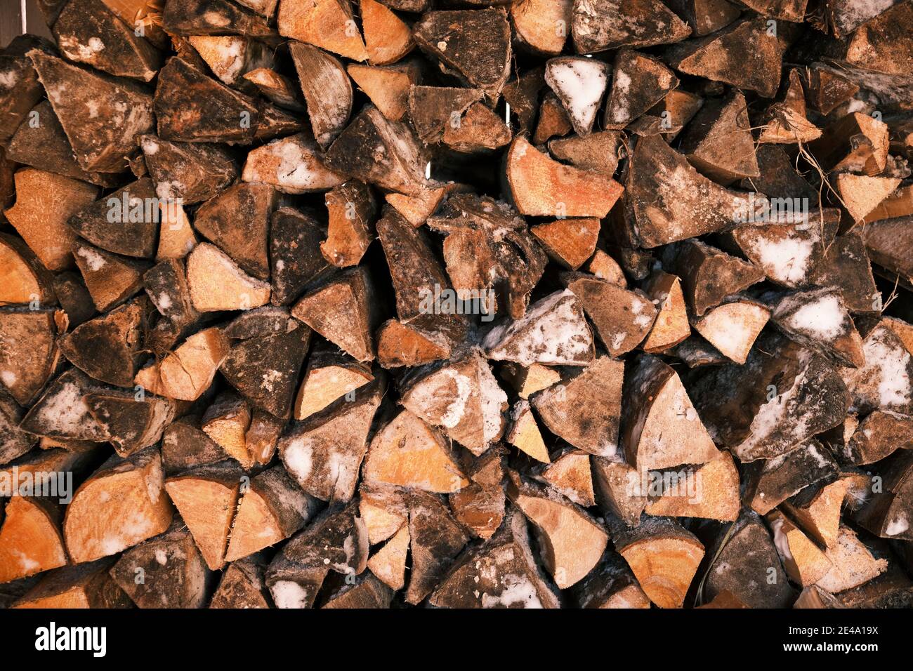 Legna da ardere nel fienile, stock per l'inverno. Foto Stock