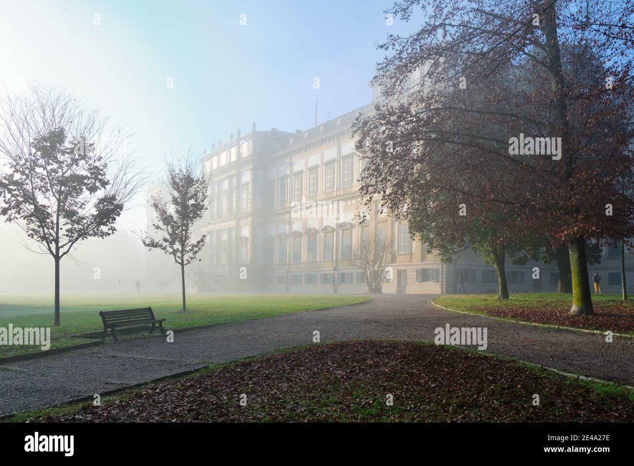 Nebbia al mattino presto presso la Villa reale di Monza, Italia Foto Stock