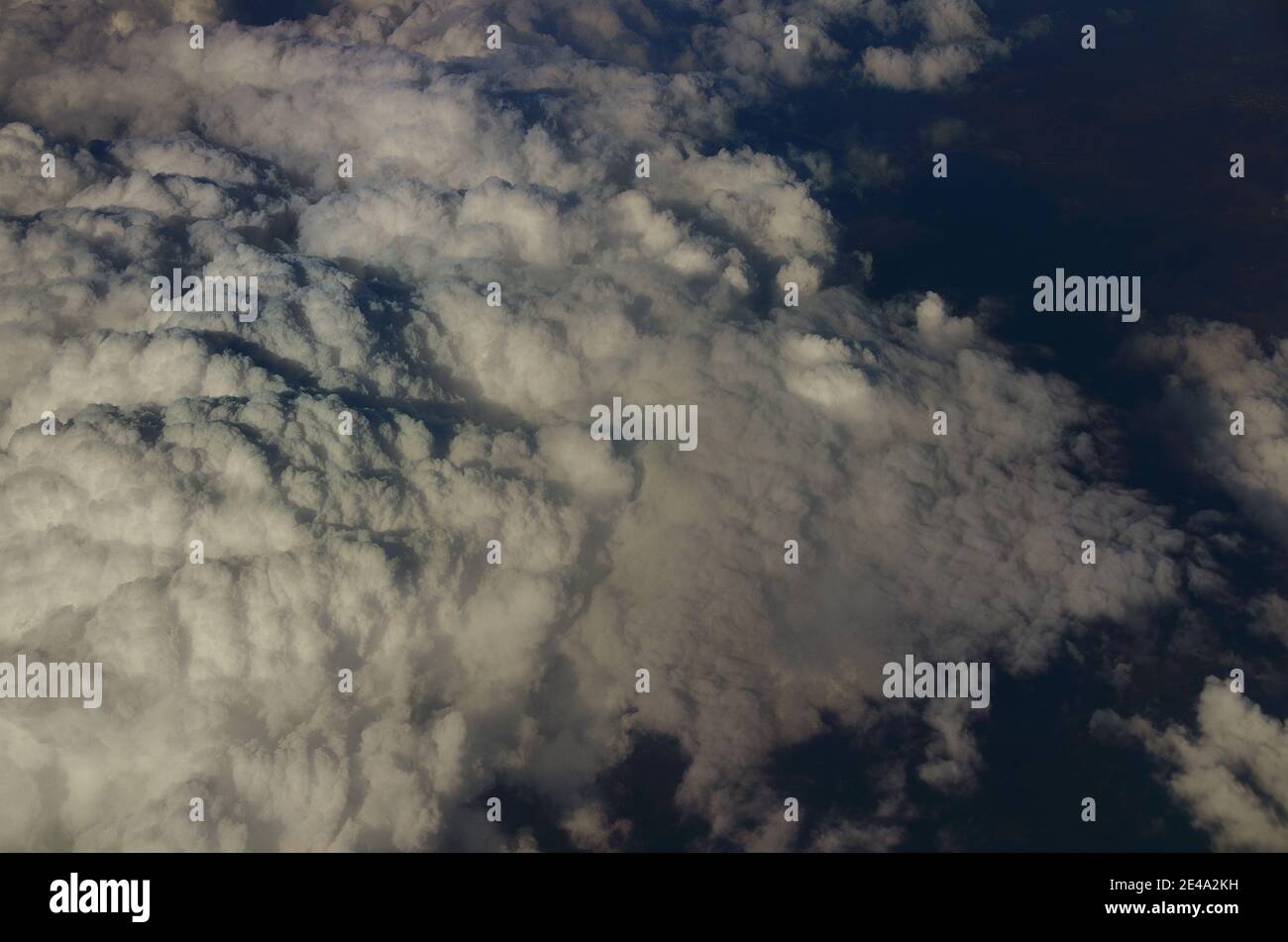 visto un sacco di dense nuvole grigie nel cielo da un aereo Foto Stock