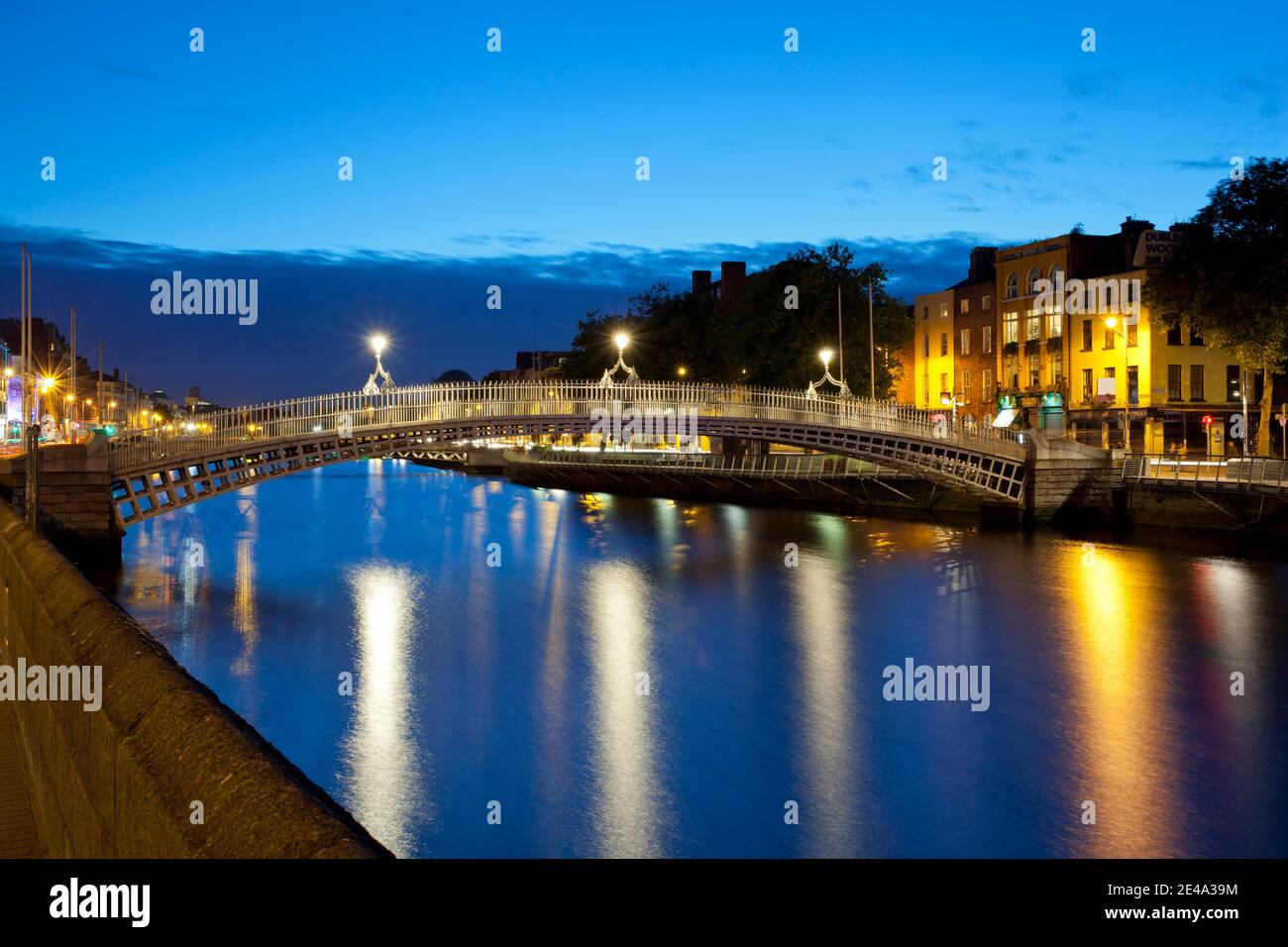 Ponte attraverso un fiume, Ha'penny Bridge, Liffey River, Dublino, Leinster Province, Repubblica d'Irlanda Foto Stock
