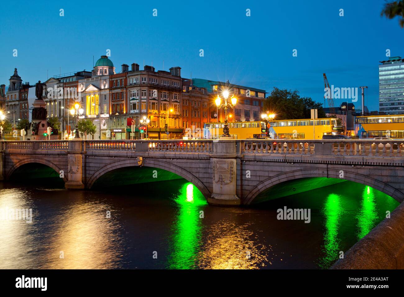 Ponte attraverso un fiume, o'Connell Bridge, Liffey River, Dublino, Leinster Province, Repubblica d'Irlanda Foto Stock