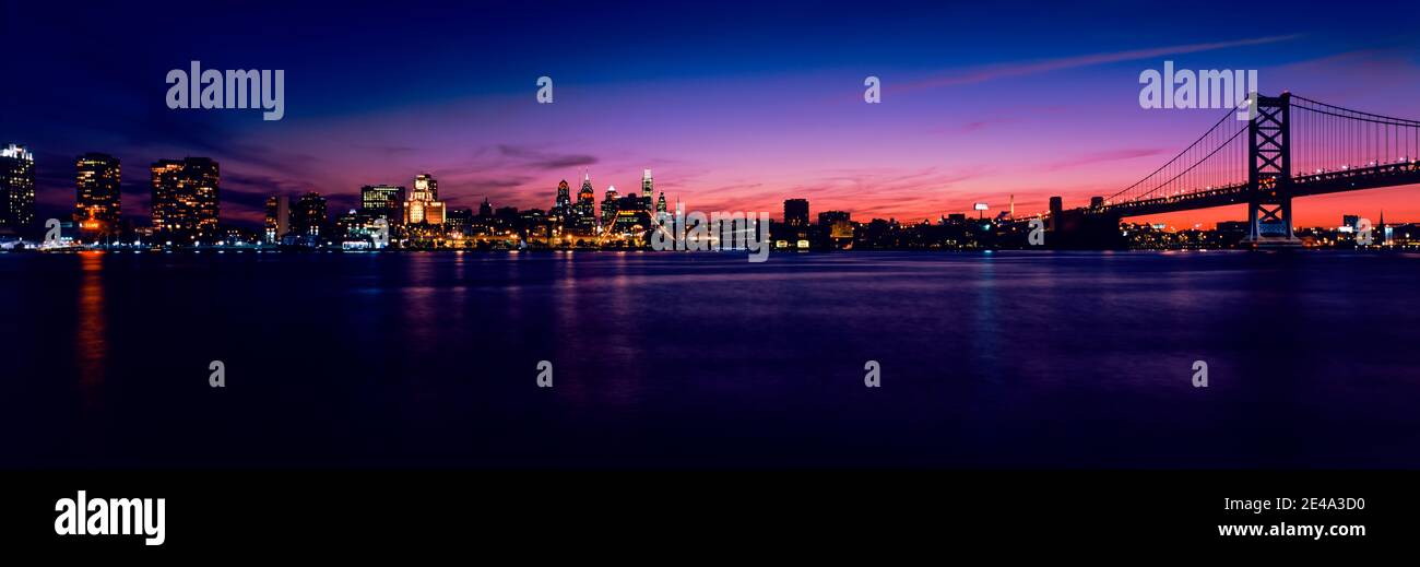 Ponte sospeso su un fiume, ben Franklin Bridge, River Delaware, Philadelphia, Pennsylvania, USA Foto Stock