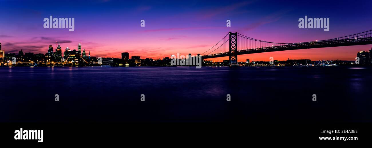 Ponte sospeso su un fiume, ben Franklin Bridge, River Delaware, Philadelphia, Pennsylvania, USA Foto Stock