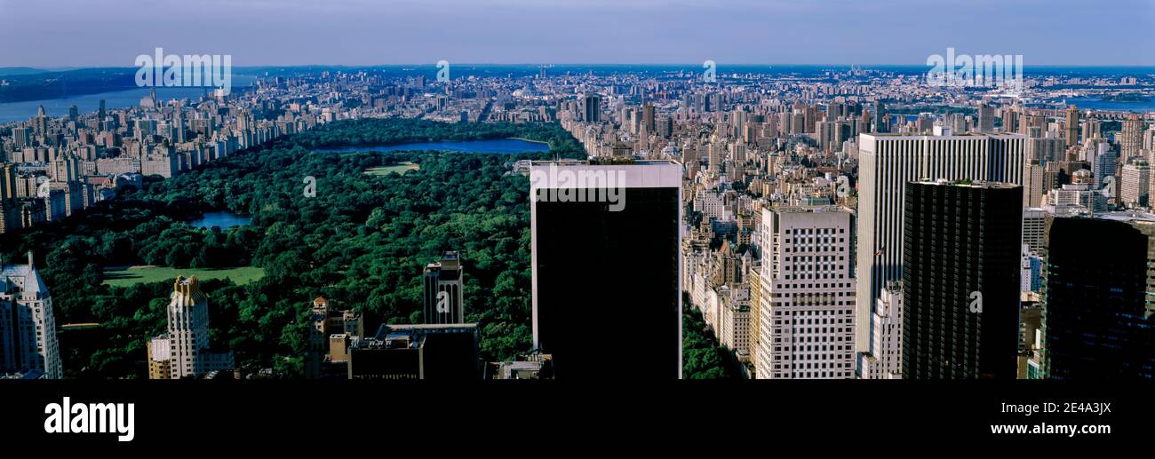 Vista ad alto angolo di una città con un parco, Central Park, Manhattan, New York City, New York state, USA Foto Stock