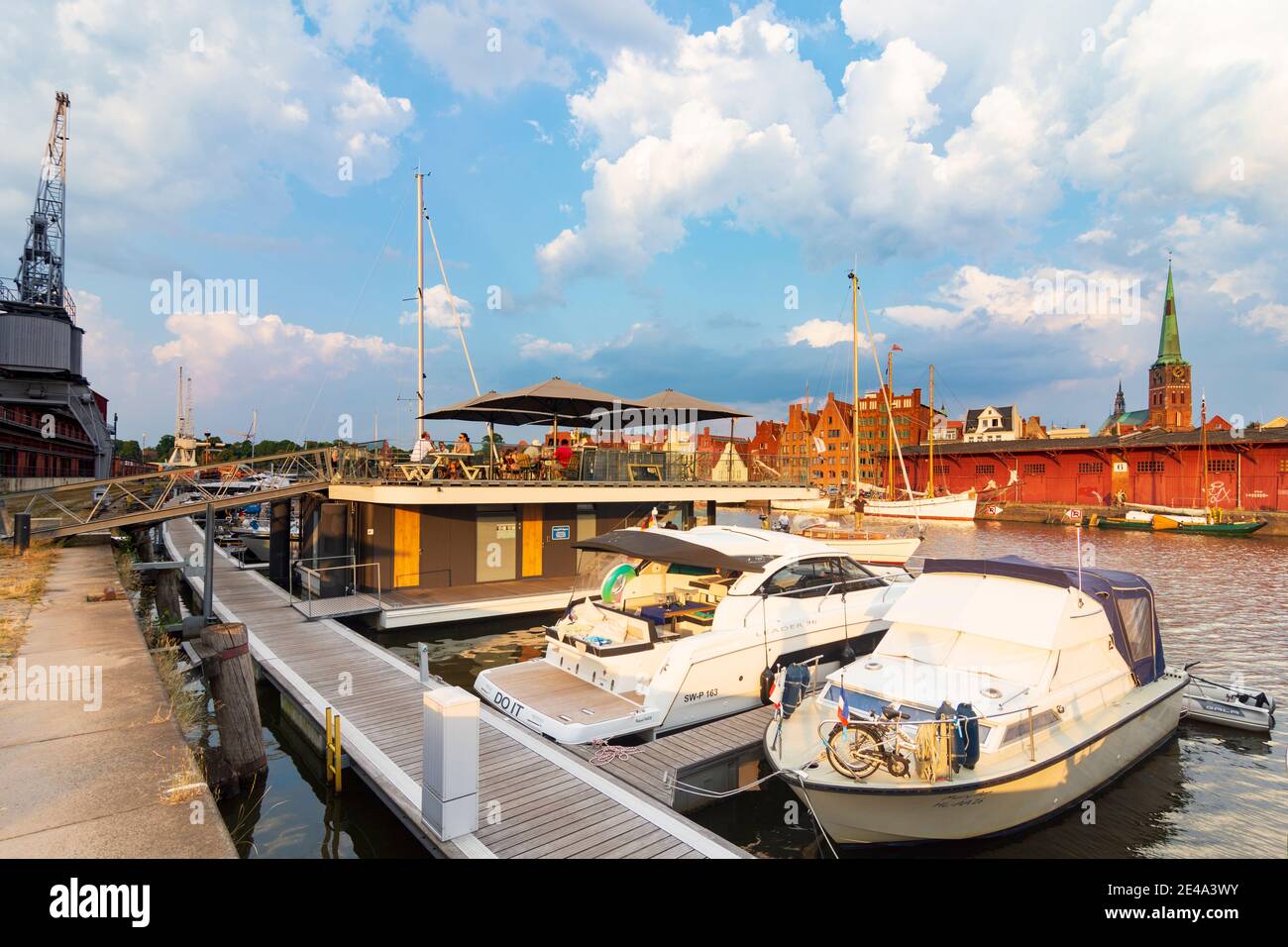 Lübeck, fiume Untertrave, media dock, porto turistico, ristorante, vista sulla città vecchia, Ostsee (Mar Baltico), Schleswig-Holstein, Germania Foto Stock
