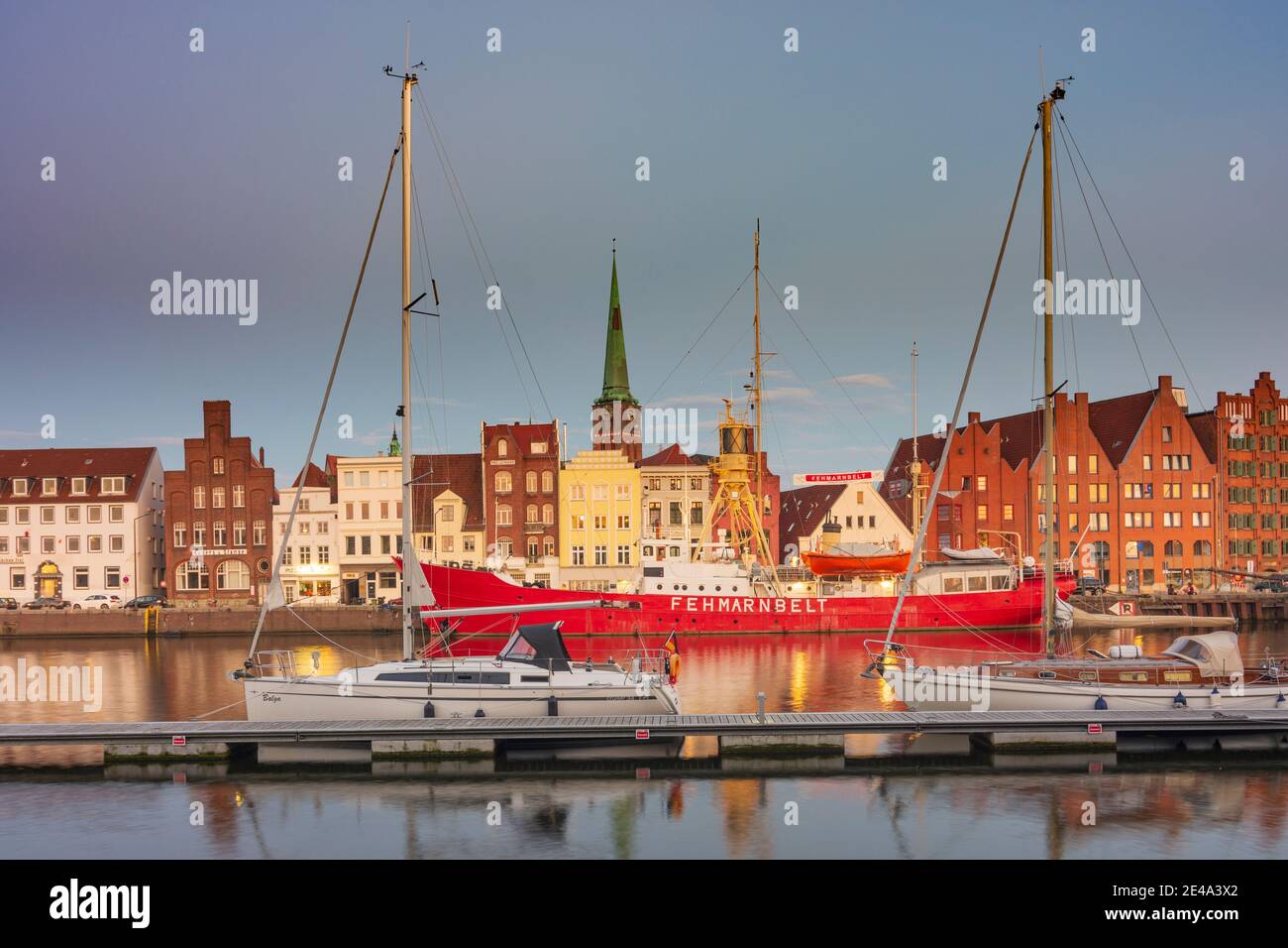 Lübeck, fiume Untertrave, nave museo Feuerschiff (Lightship) Fehmarnbelt, vista della città vecchia, chiesa Jakobikirche, Ostsee (Mar Baltico), Schleswig-Holstein, Germania Foto Stock