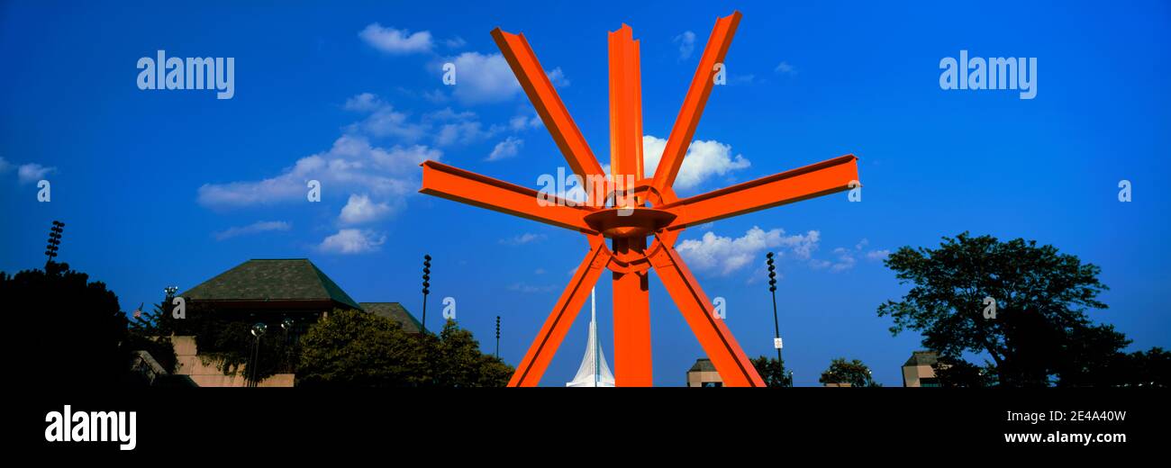 Vista ad angolo basso di una scultura in un parco, o'Donnell Park, Milwaukee, Wisconsin, USA Foto Stock