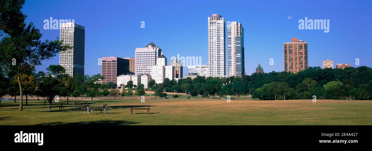 Grattacieli di una città, Milwaukee, Wisconsin, Stati Uniti Foto Stock