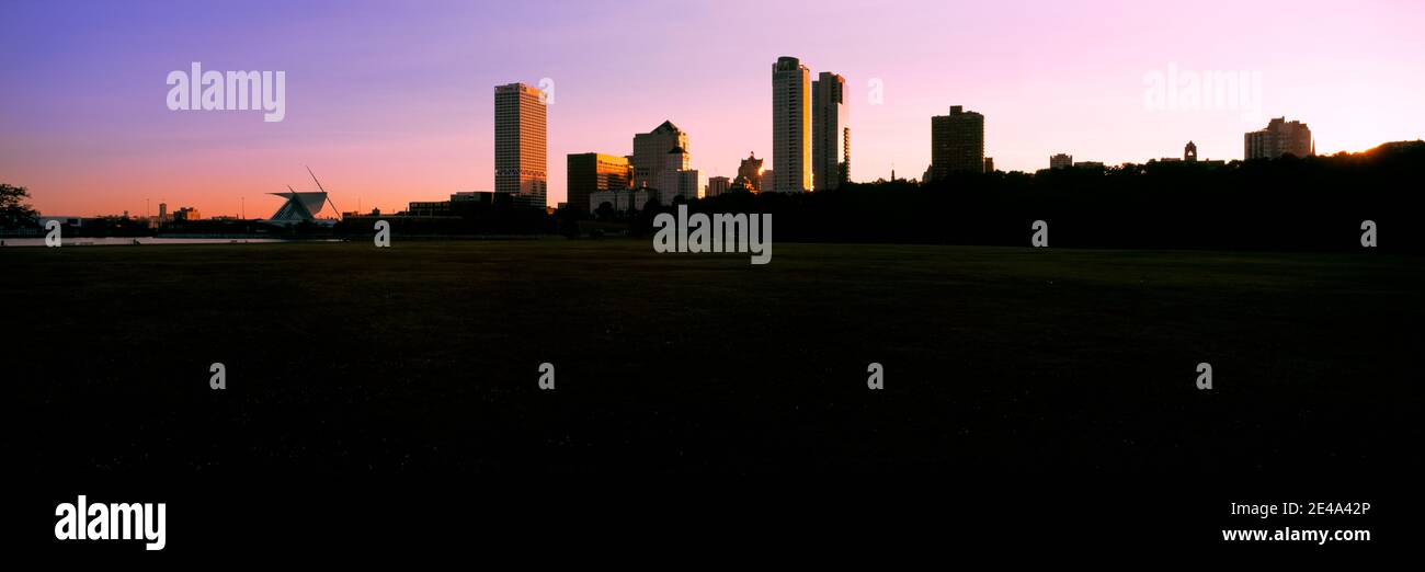 Grattacieli al crepuscolo, Milwaukee, Wisconsin, USA Foto Stock