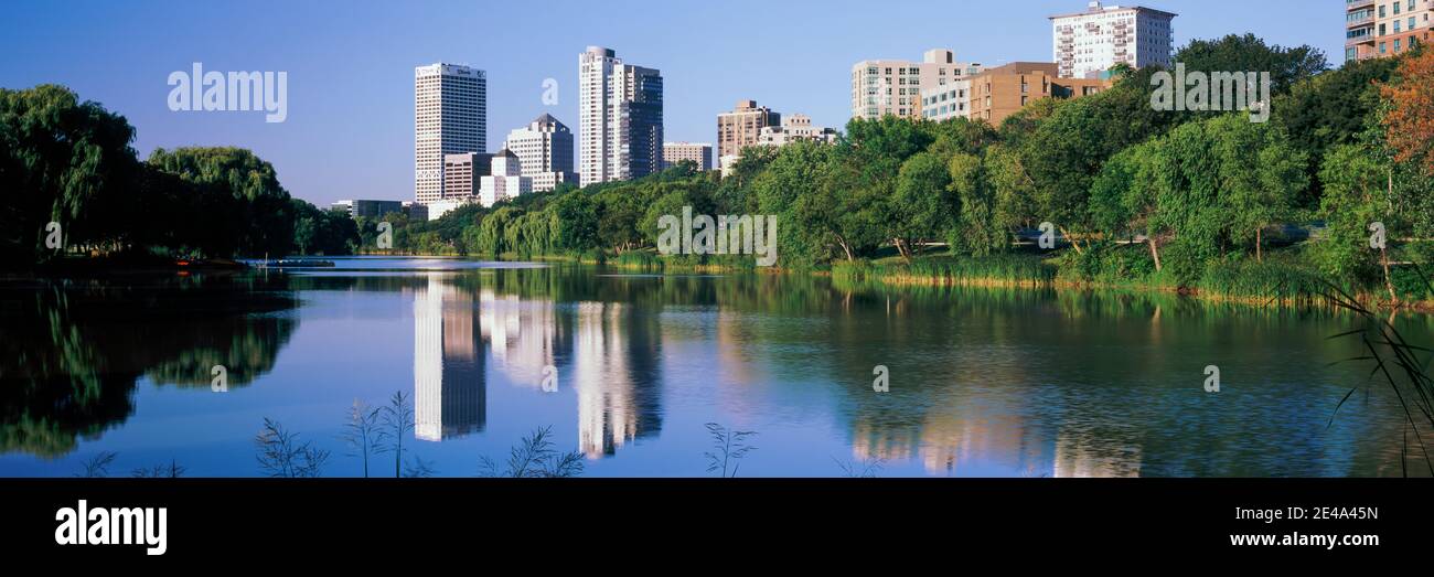 Riflesso dei grattacieli sull'acqua, Milwaukee, Wisconsin, USA Foto Stock