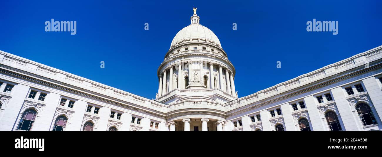 Vista ad angolo basso di un edificio governativo, Wisconsin state Capitol, Madison, Wisconsin, USA Foto Stock