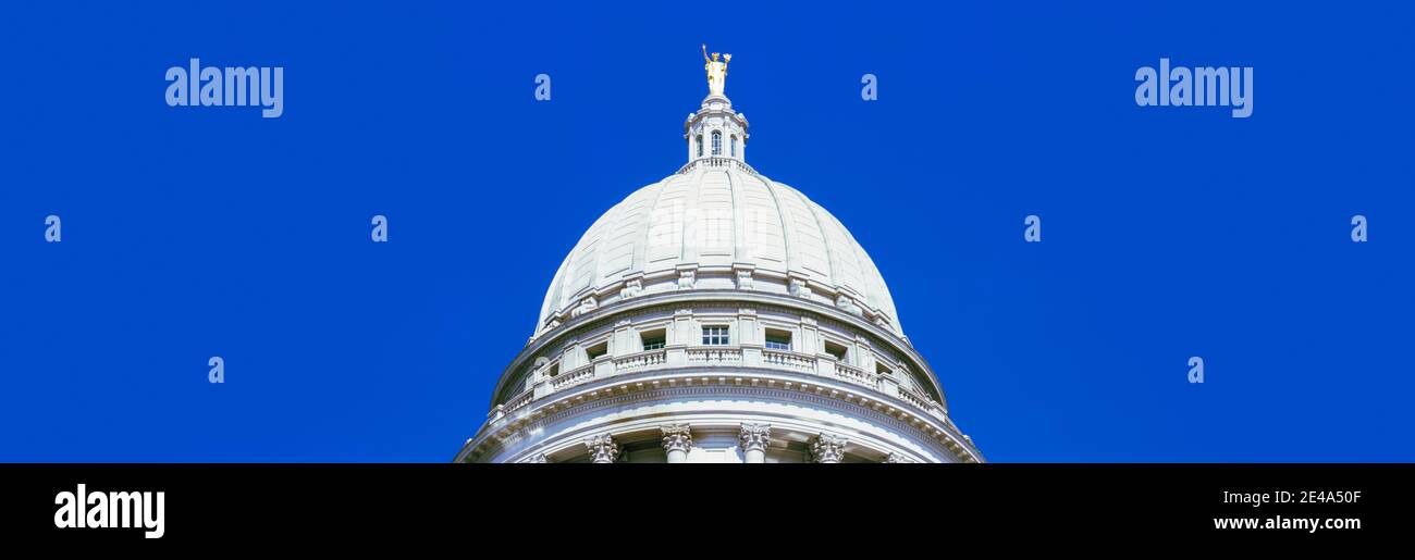 Vista ad angolo basso di un edificio governativo, Wisconsin state Capitol, Madison, Wisconsin, USA Foto Stock