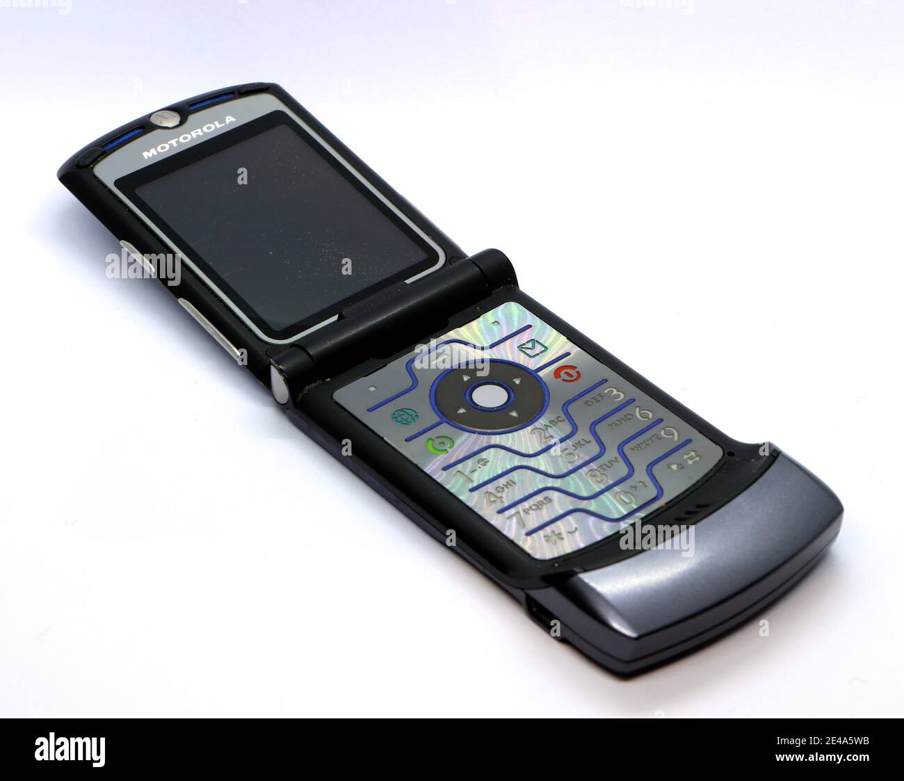 Foto di un telefono cellulare Clamshell Motorola Razor V3 aperto su sfondo bianco Foto Stock