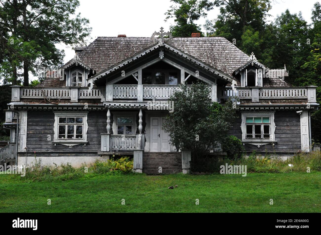 Storica casa padronale in legno a Białowieża in Polonia. Foto Stock