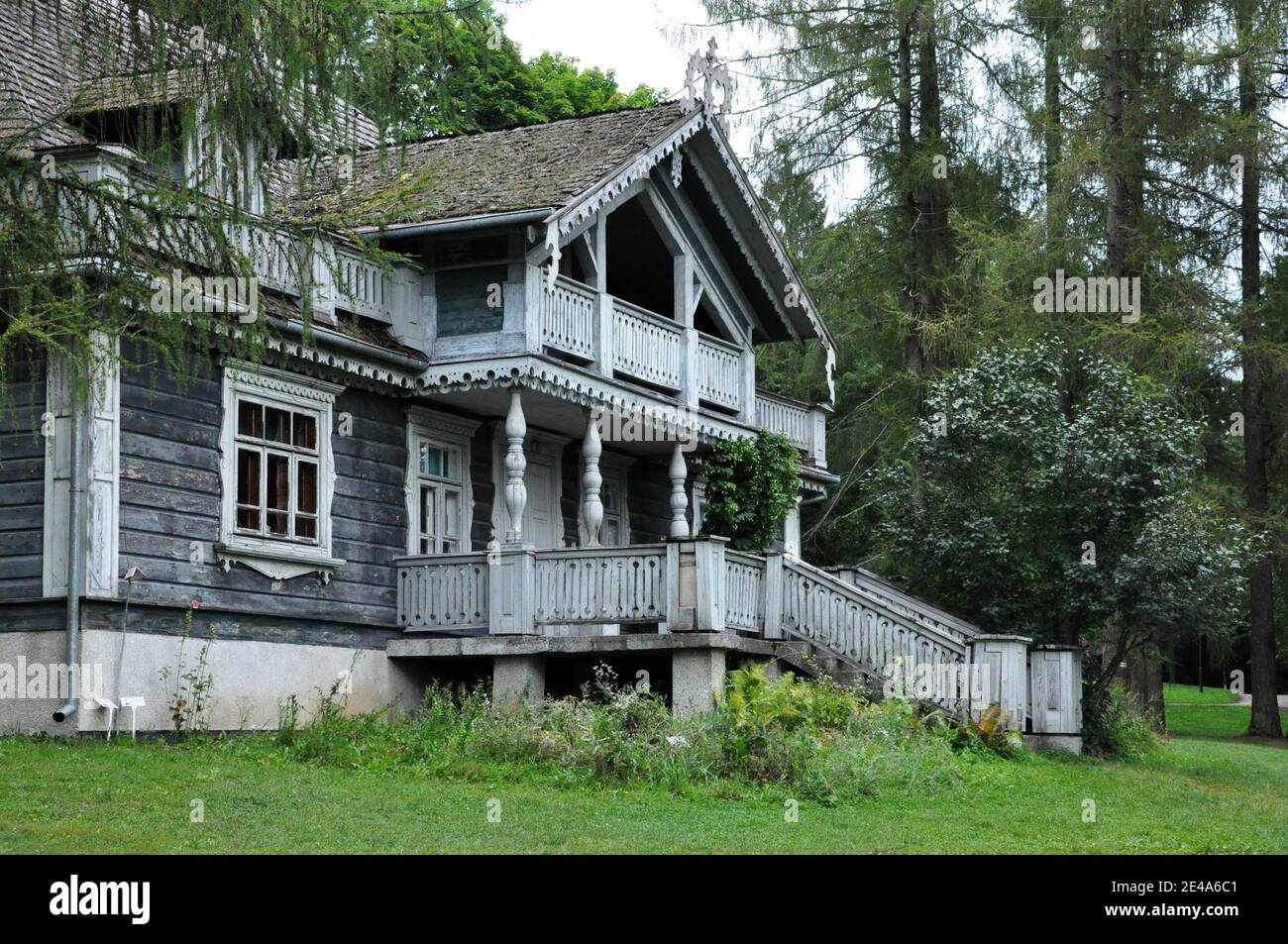 Storica casa padronale in legno a Białowieża in Polonia. Foto Stock