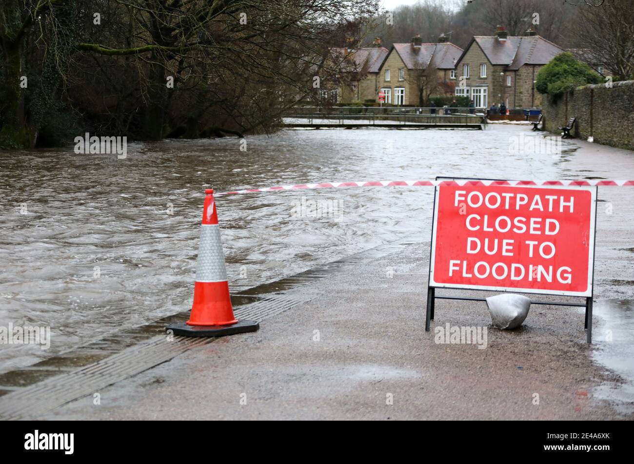Sentiero vicino al fiume Wye chiuso a causa di inondazioni a. Bakewell nel Parco Nazionale del Peak District Foto Stock