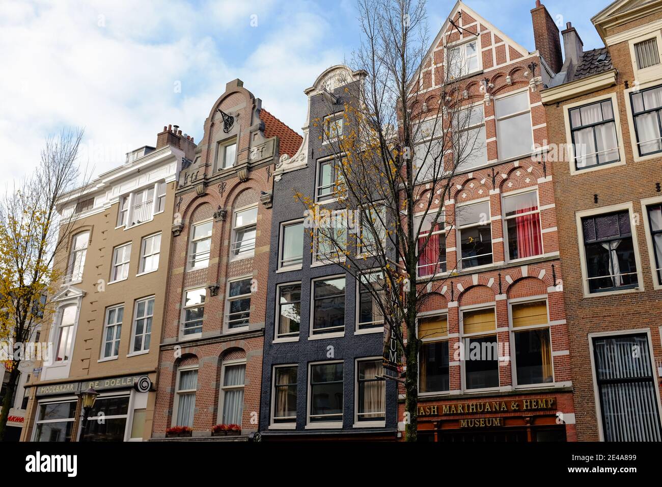 Classica tradizionale vecchia architettura case nel centro di Amsterdam, punti di riferimento paesi bassi Foto Stock