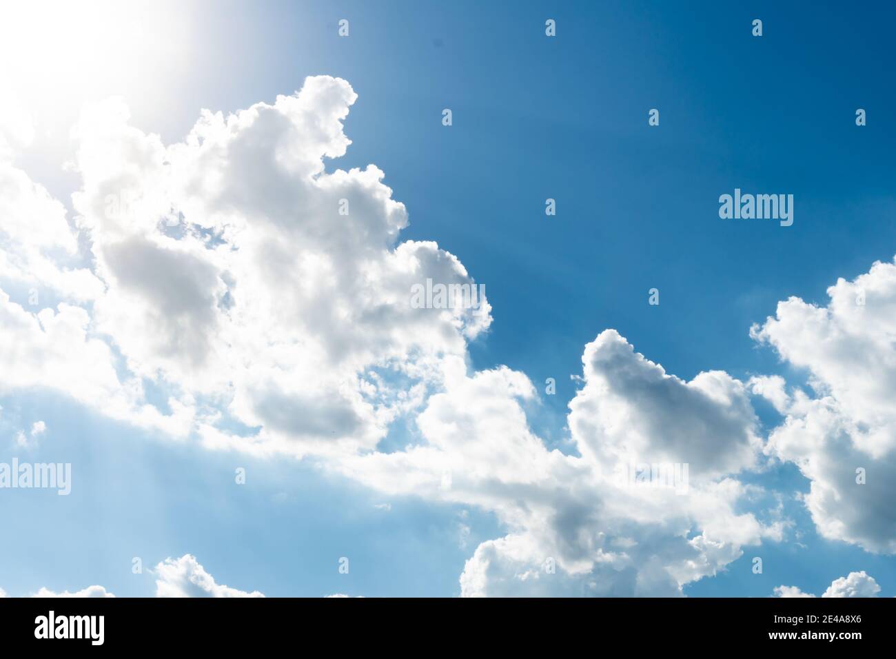 Cielo azzurro sfondo con belle nuvole Foto Stock