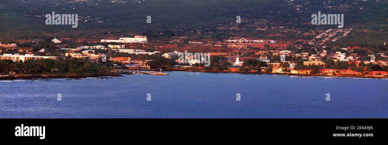 Vista della città sul lungomare, Kona, Hawaii, Hawaii, Stati Uniti Foto Stock